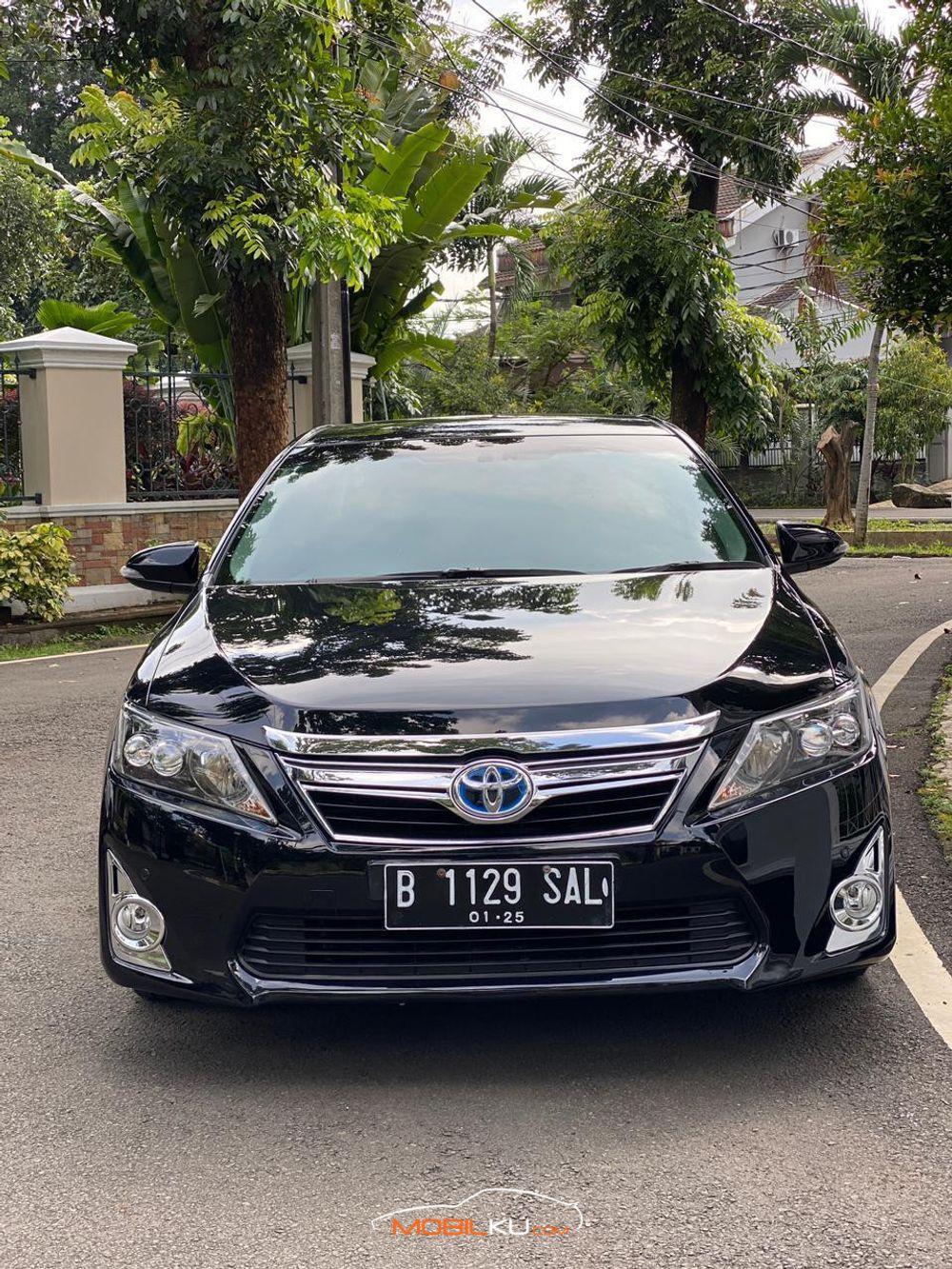 Mobil Toyota Camry 2014