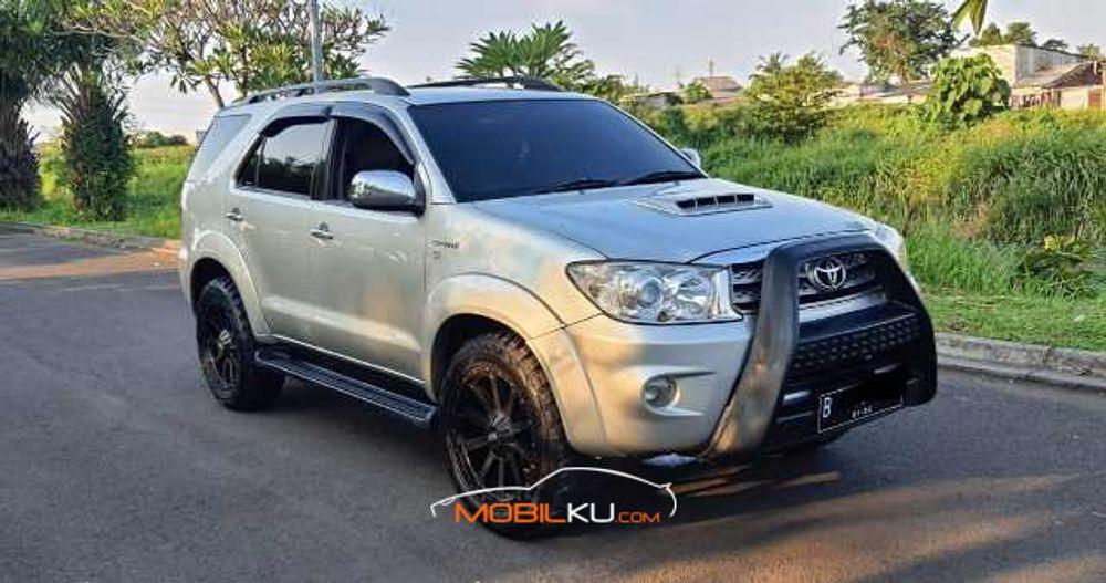 Mobil Toyota Fortuner 2005