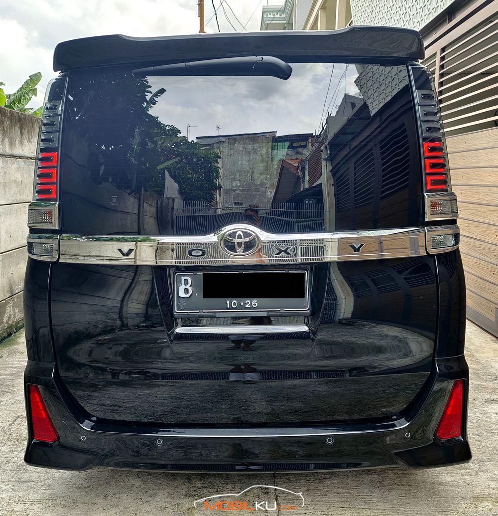 Mobil Toyota Voxy 2018