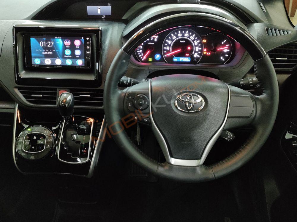 Mobil Toyota Voxy 2018