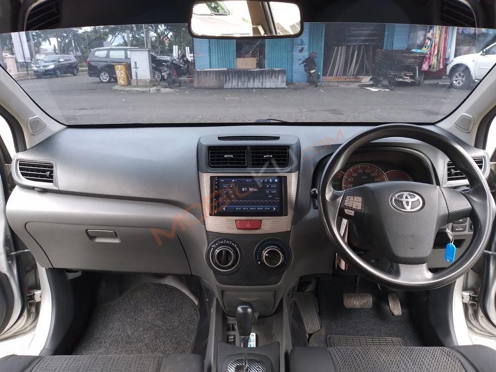 Mobil Toyota Avanza 2011