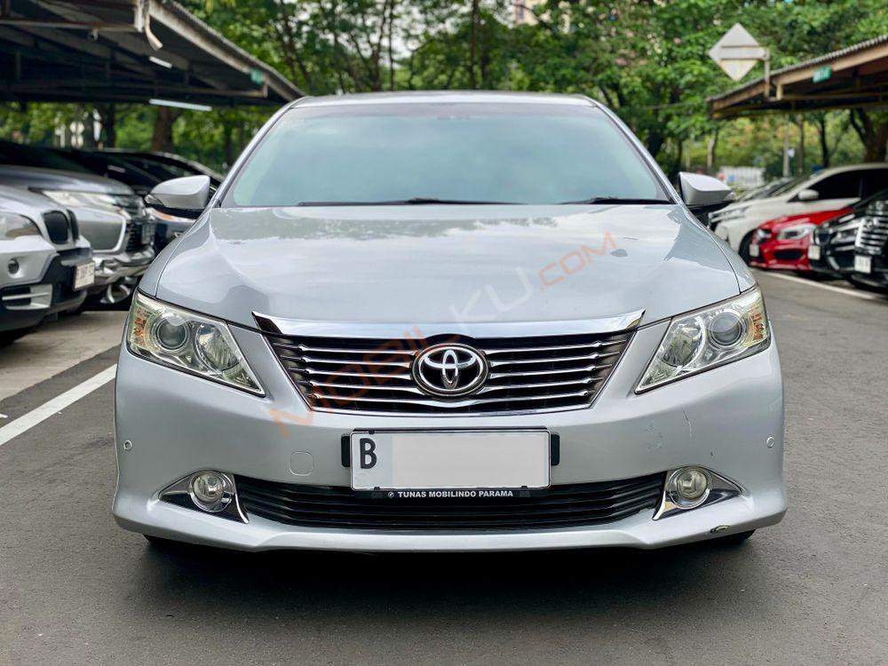 Mobil Toyota Camry 2013
