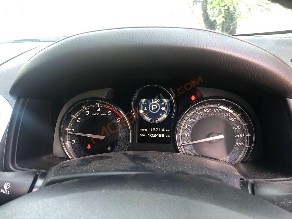 Mobil Isuzu MU-X 2017