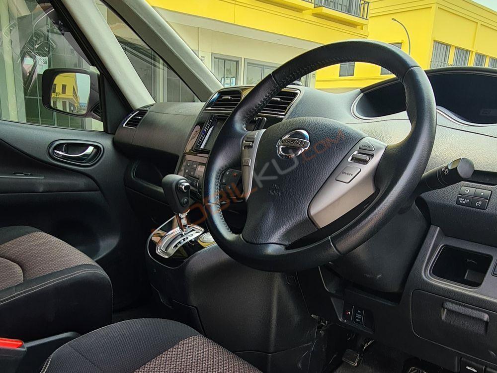 Mobil Nissan Serena 2017