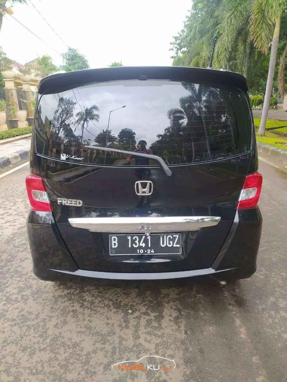 Mobil Honda Freed 2013