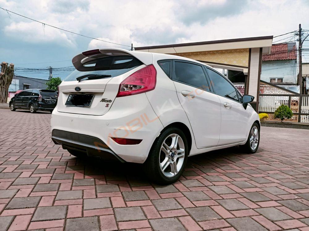 Mobil Ford Fiesta 2013