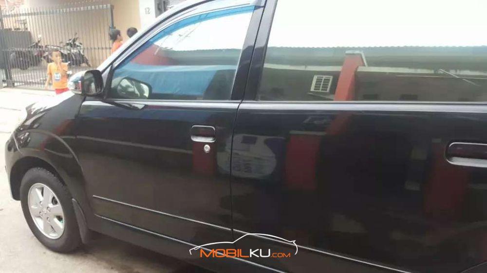 Mobil Toyota Avanza 2010