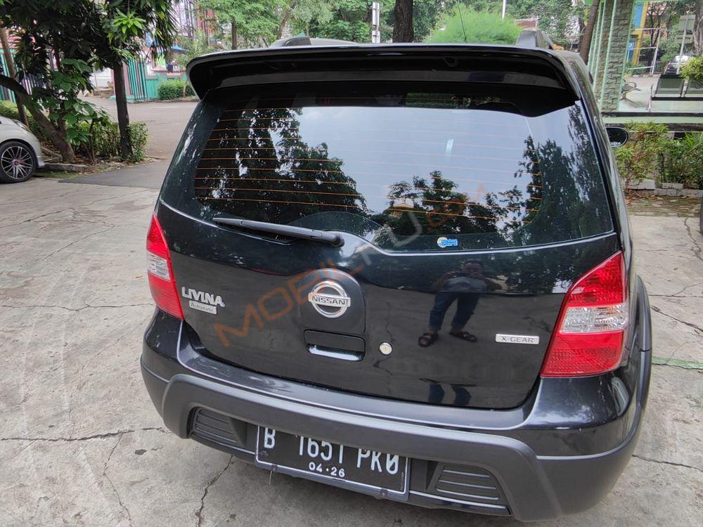 Mobil Nissan Livina 2011