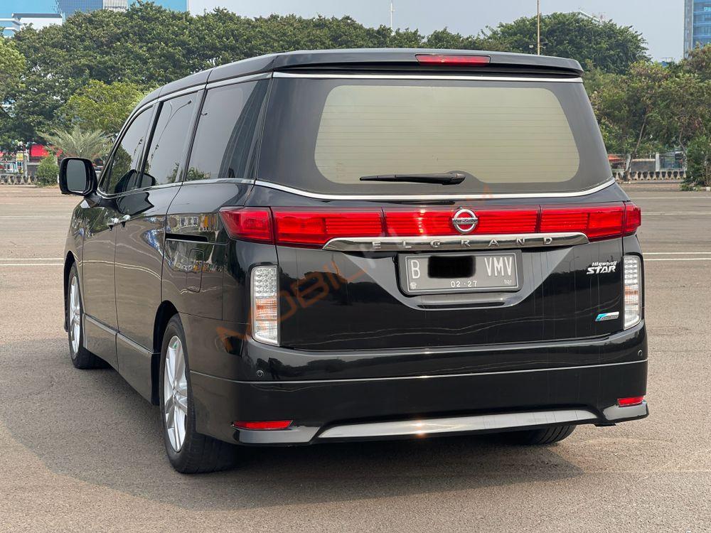 Mobil Nissan Elgrand 2013