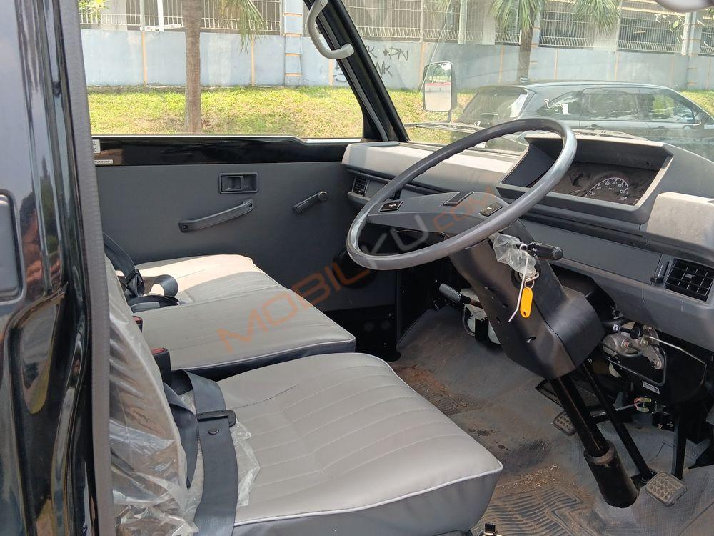 Mobil Mitsubishi L300 2023