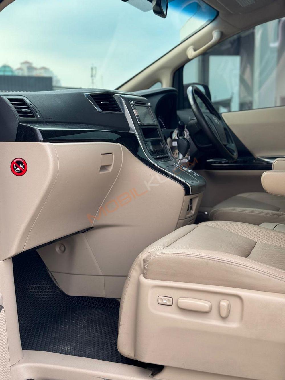 Mobil Toyota Alphard 2014