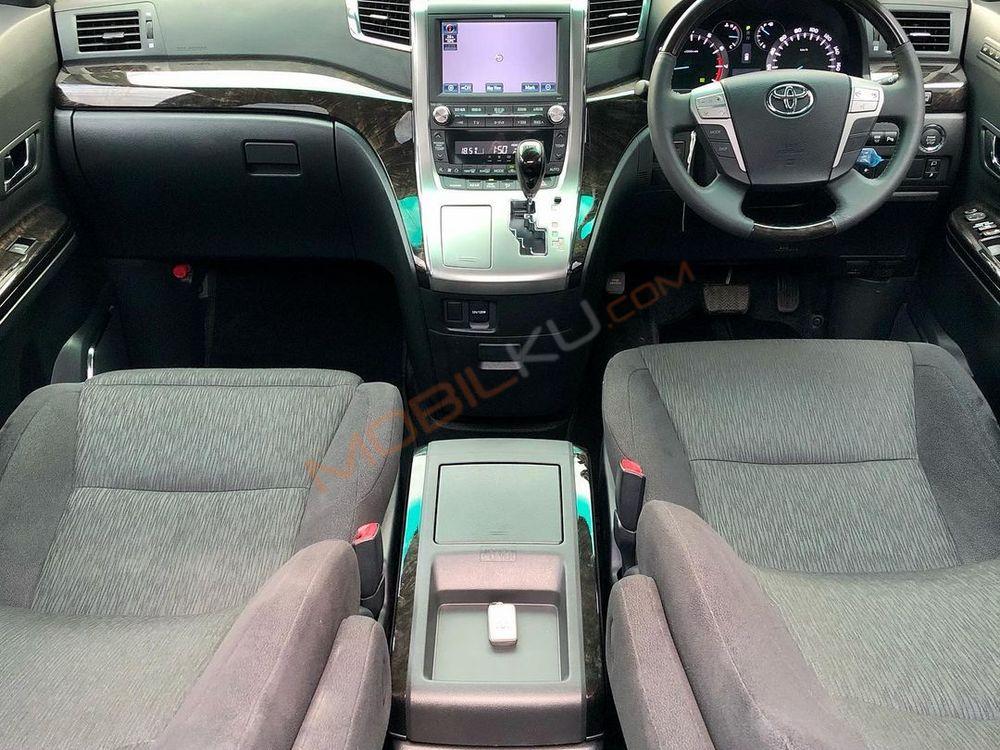 Mobil Toyota Vellfire 2021