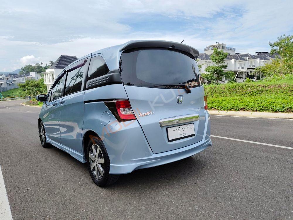 Mobil Honda Freed 2010