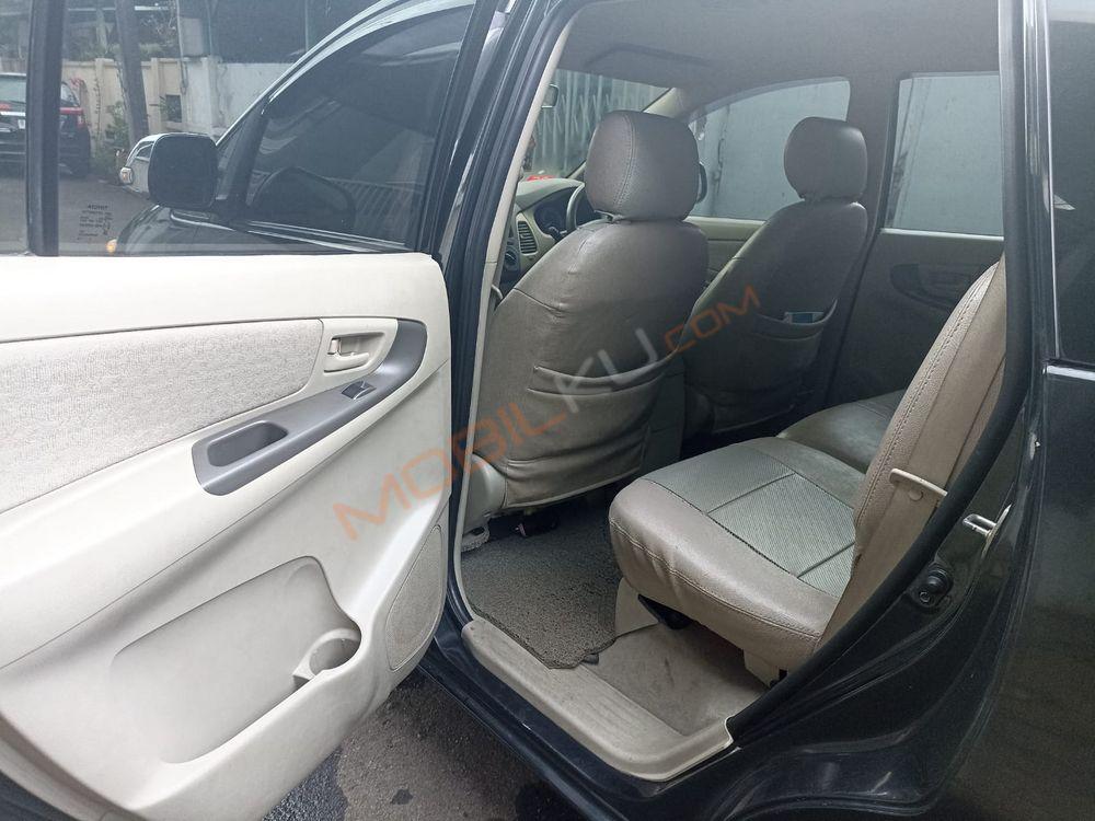 Mobil Toyota Kijang Innova 2010