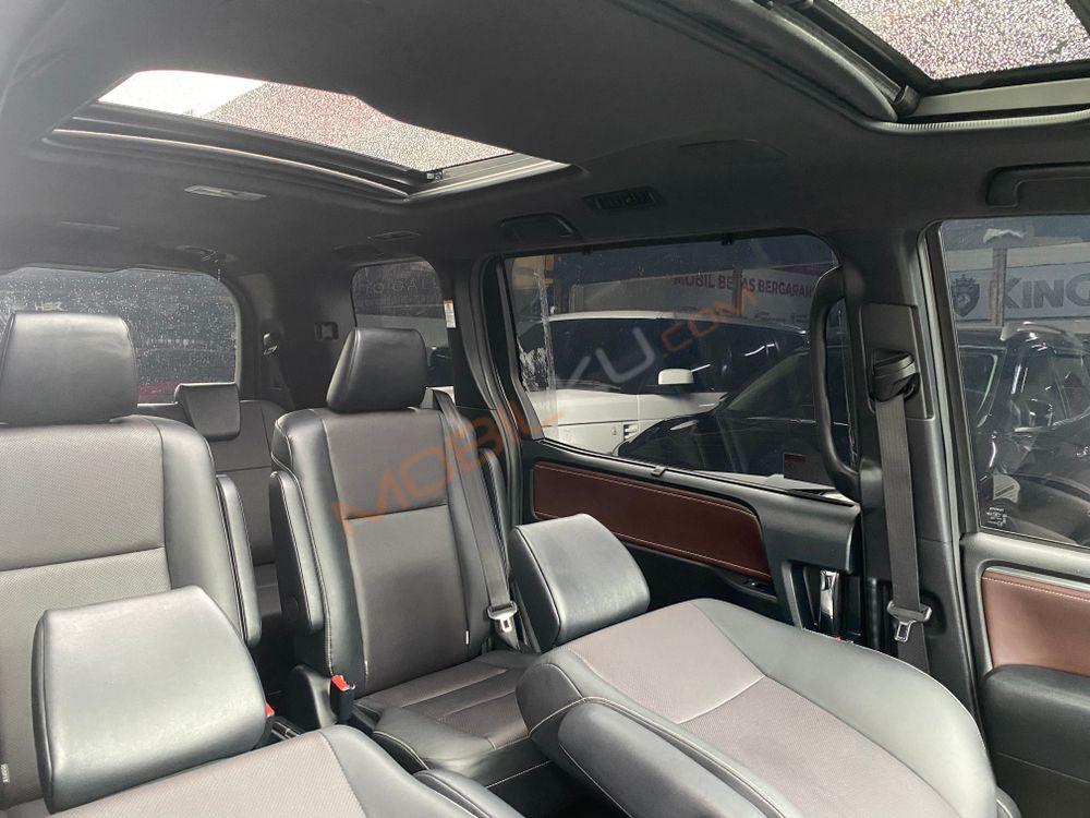 Mobil Toyota Voxy 2019