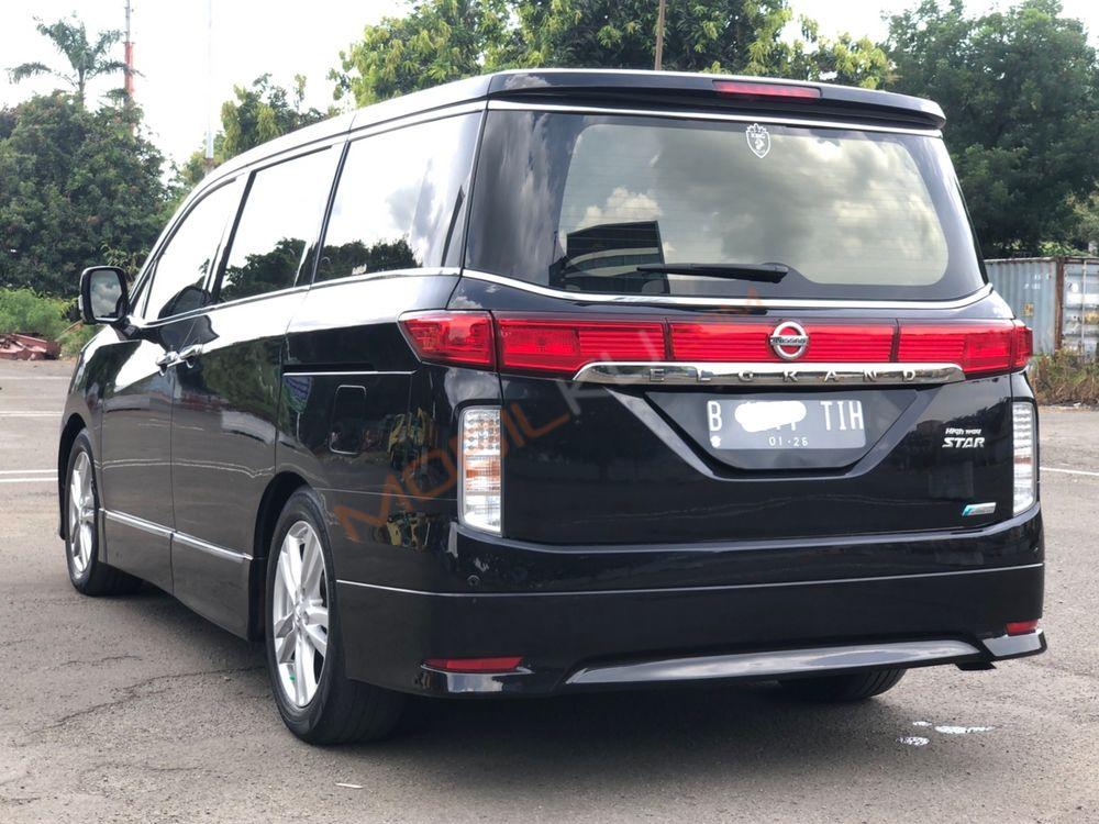 Mobil Nissan Elgrand 2013