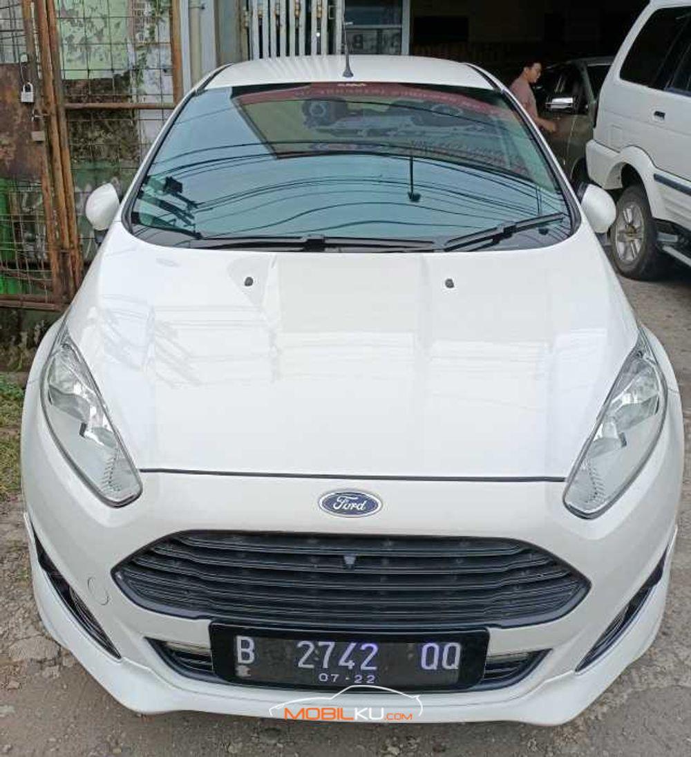 Mobil Ford Fiesta 2014