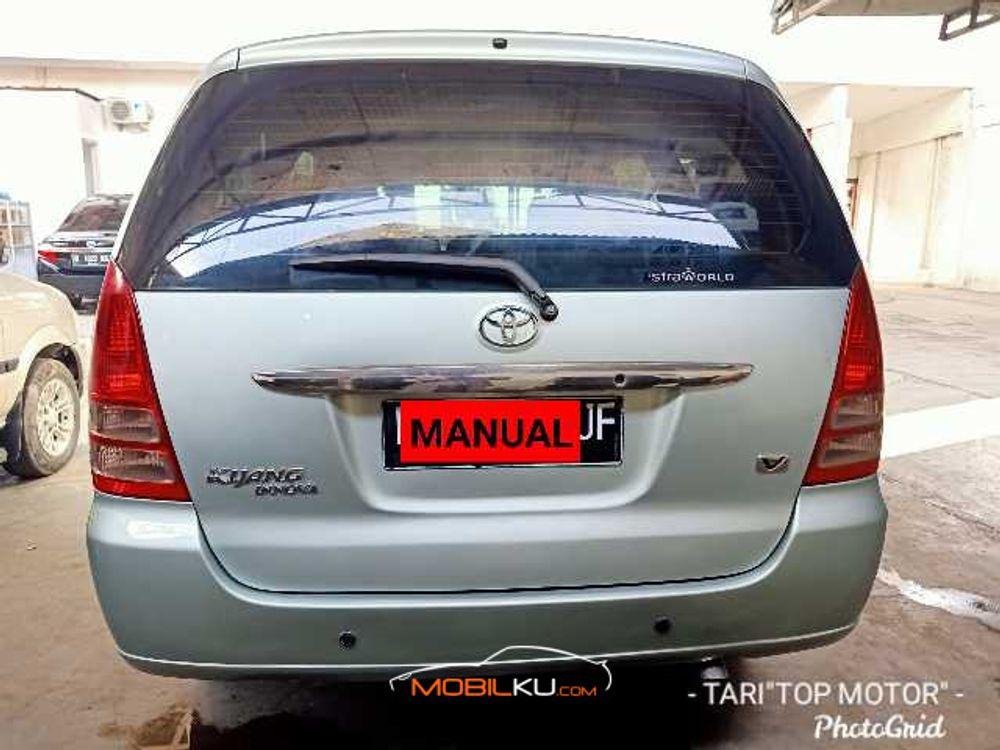 Mobil Toyota Kijang Innova 2005
