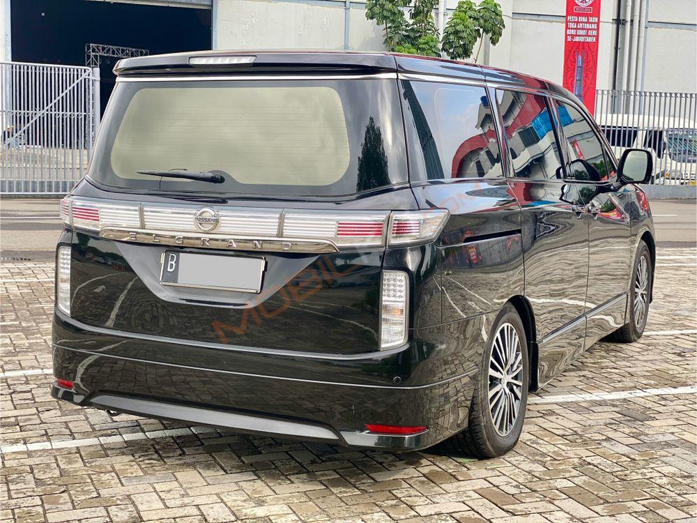 Mobil Nissan Elgrand 2014