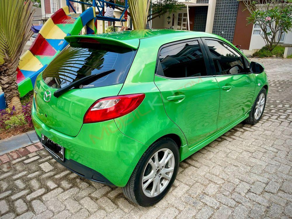 Mobil Mazda 2 Hatchback 2011