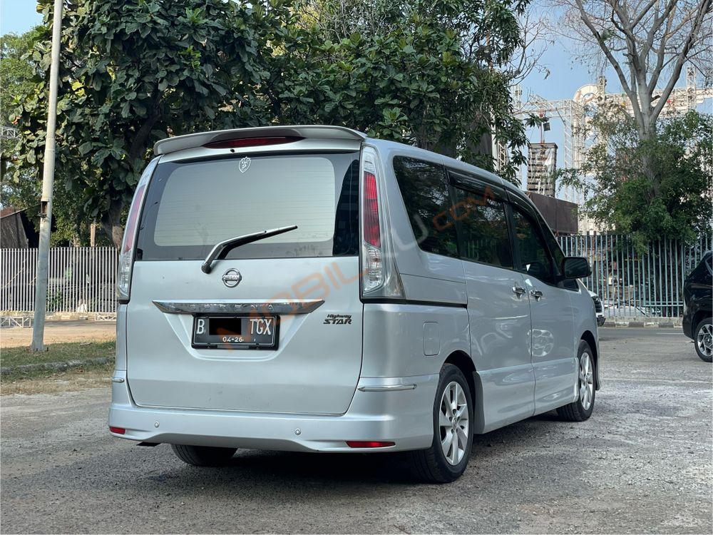 Mobil Nissan Serena 2013