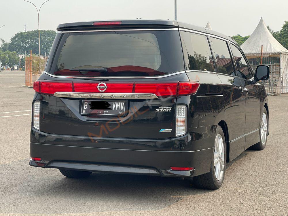 Mobil Nissan Elgrand 2013