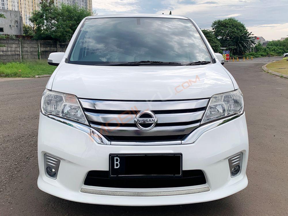 Mobil Nissan Serena 2014