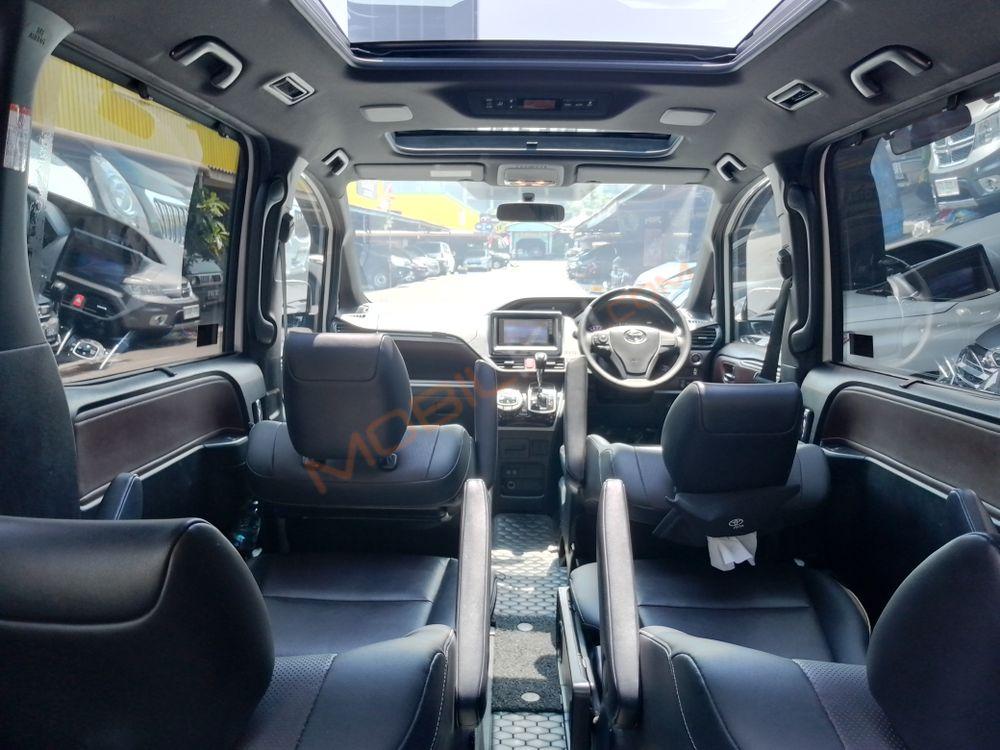 Mobil Toyota Voxy 2019