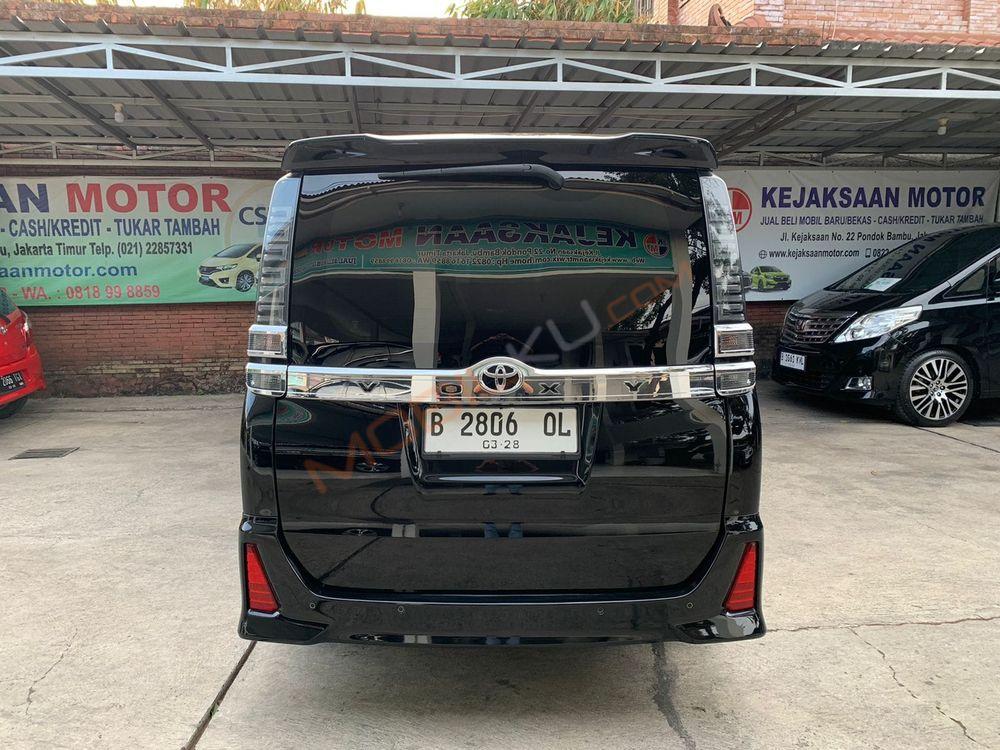 Mobil Toyota Voxy 2018
