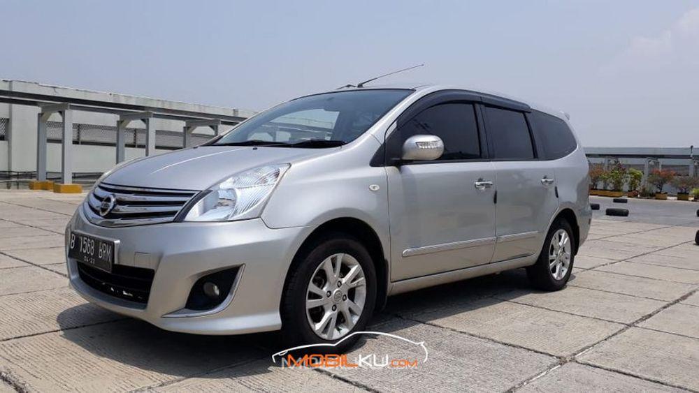 Mobil Nissan Grand Livina 2013