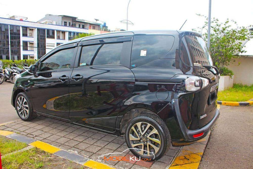Mobil Toyota Sienta 2017