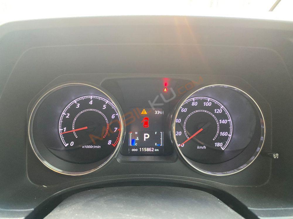 Mobil Mitsubishi Delica 2015