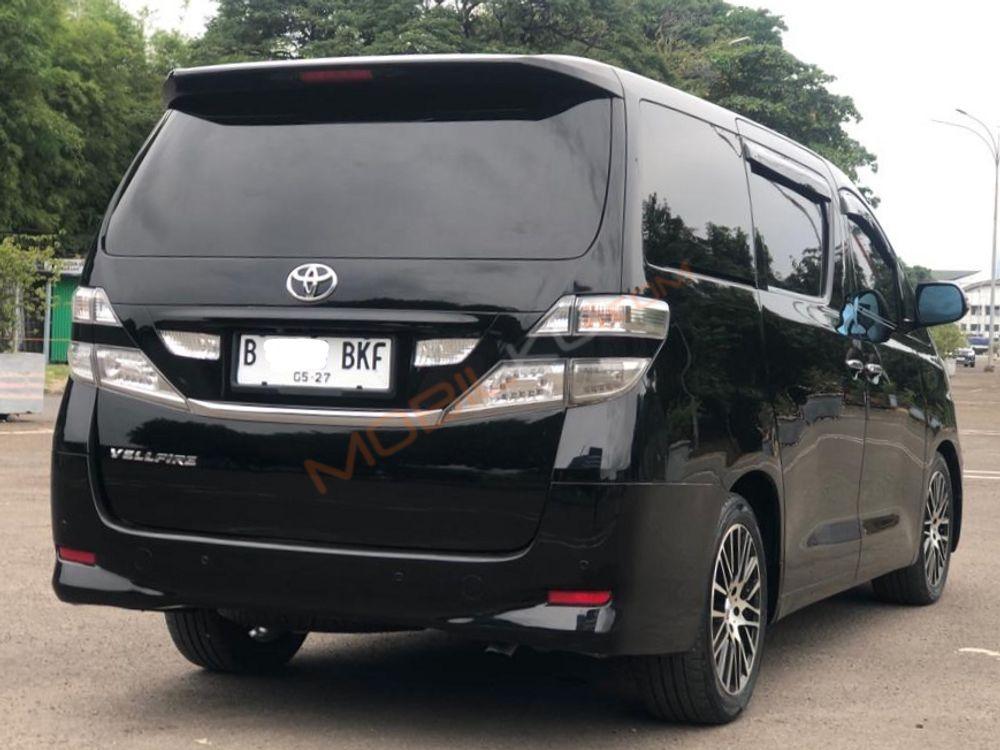 Mobil Toyota Vellfire 2010