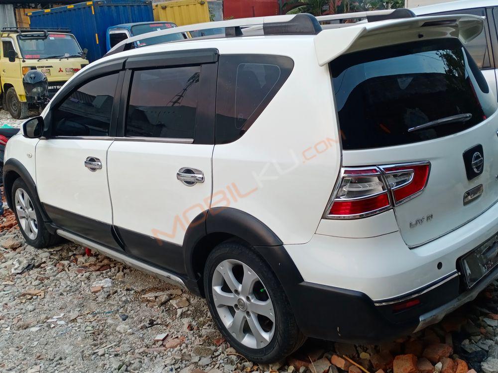 Mobil Nissan Livina 2013