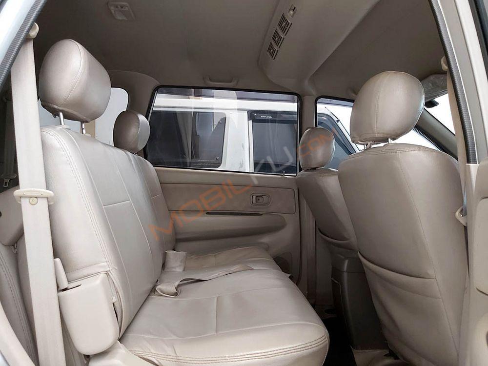 Mobil Toyota Avanza 2011