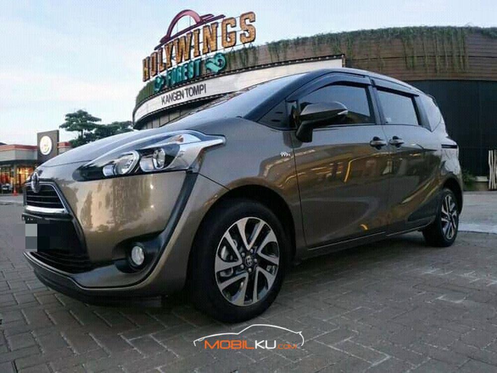 Mobil Toyota Sienta 2017