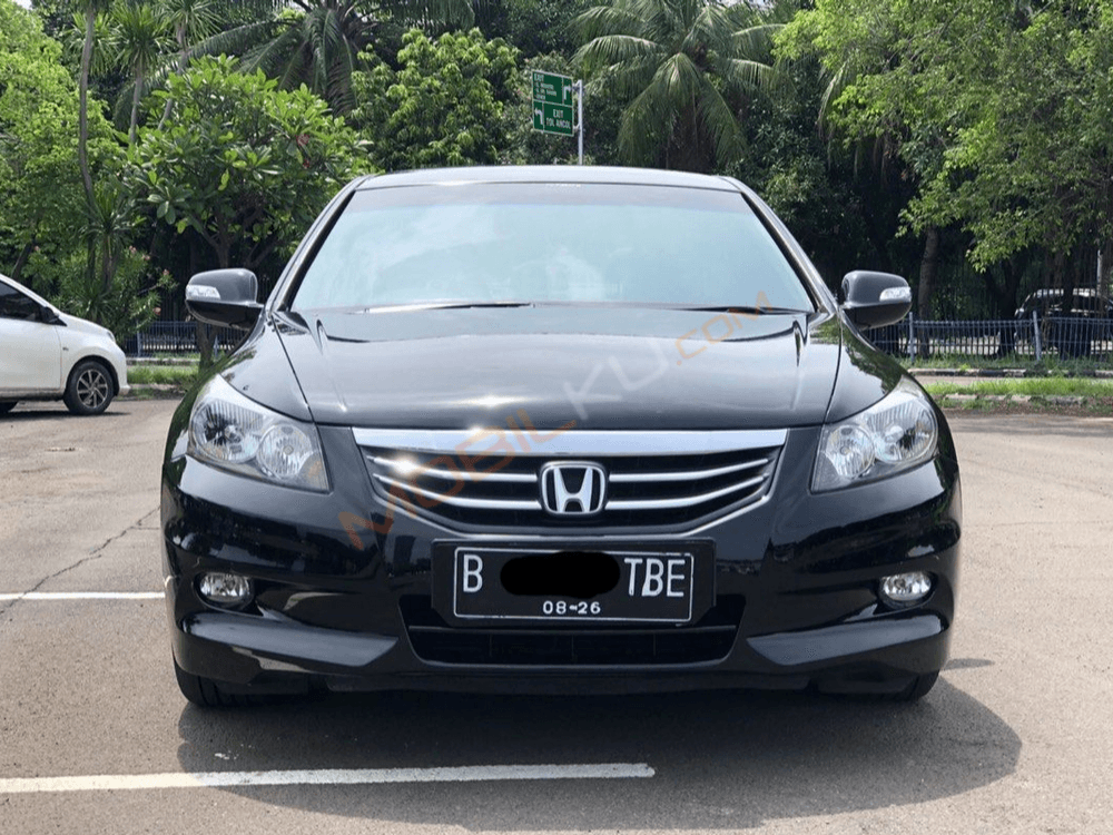 Mobil Honda Accord 2011