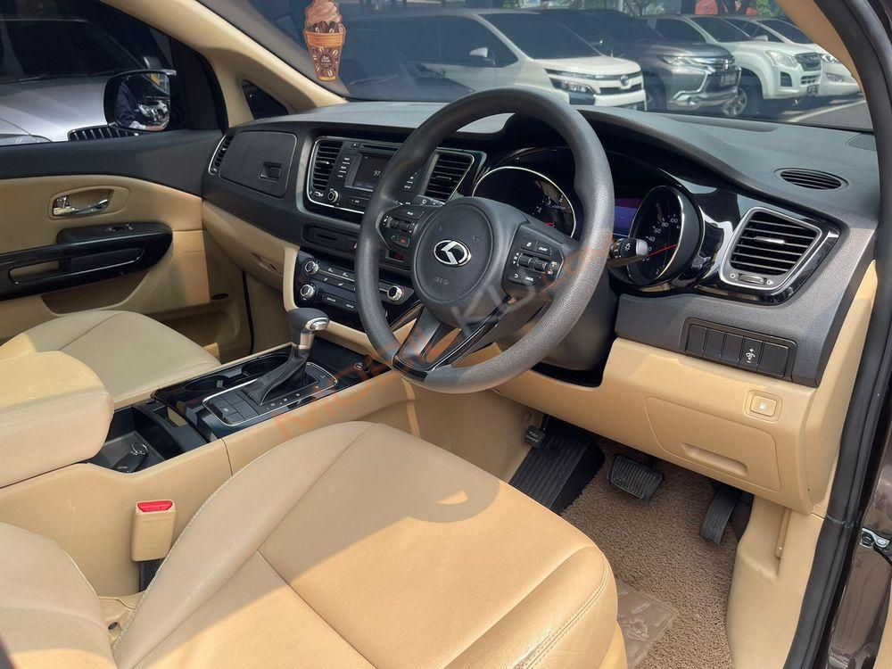 Mobil Kia Sedona 2017