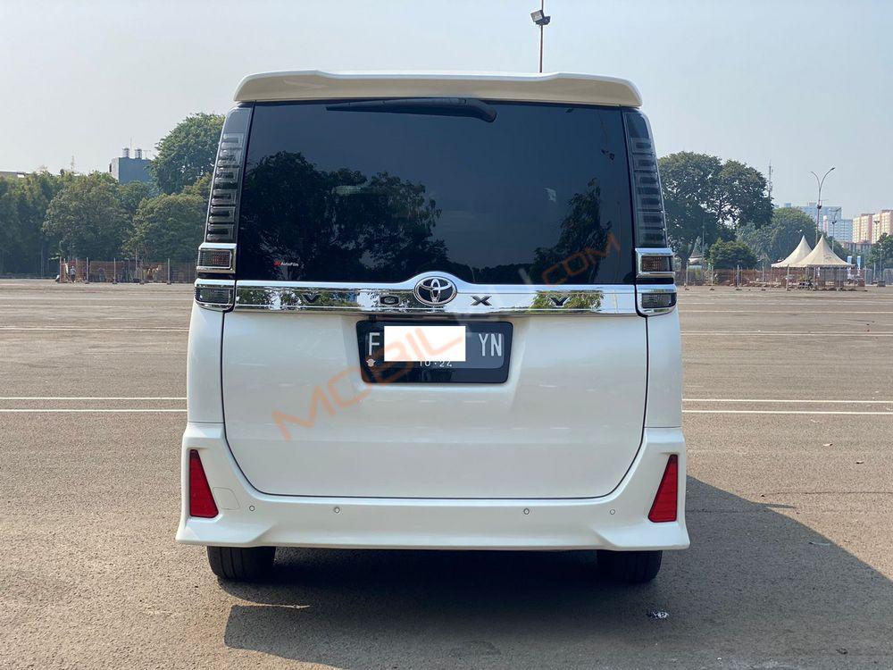 Mobil Toyota Voxy 2019