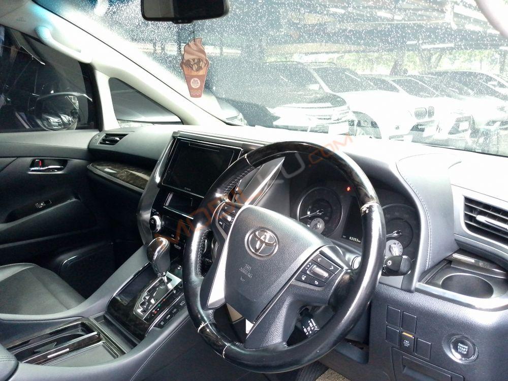 Mobil Toyota Alphard 2009