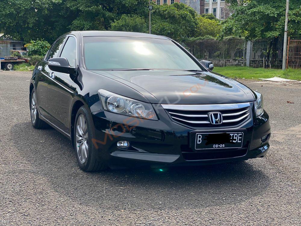 Mobil Honda Accord 2011