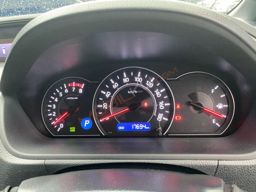 Mobil Toyota Voxy 2019