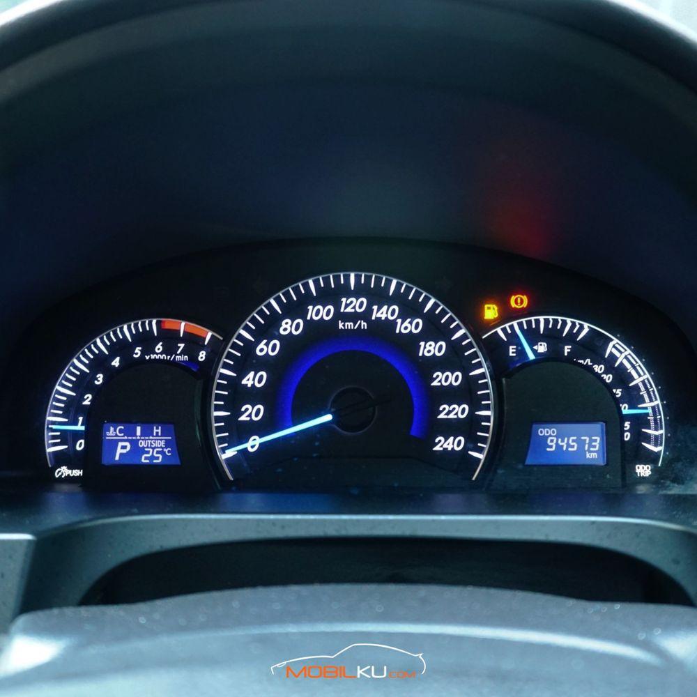 Mobil Toyota Camry 2013