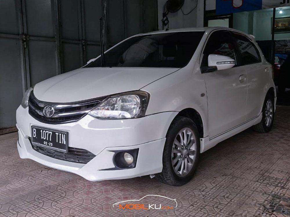 Mobil Toyota Etios 2015