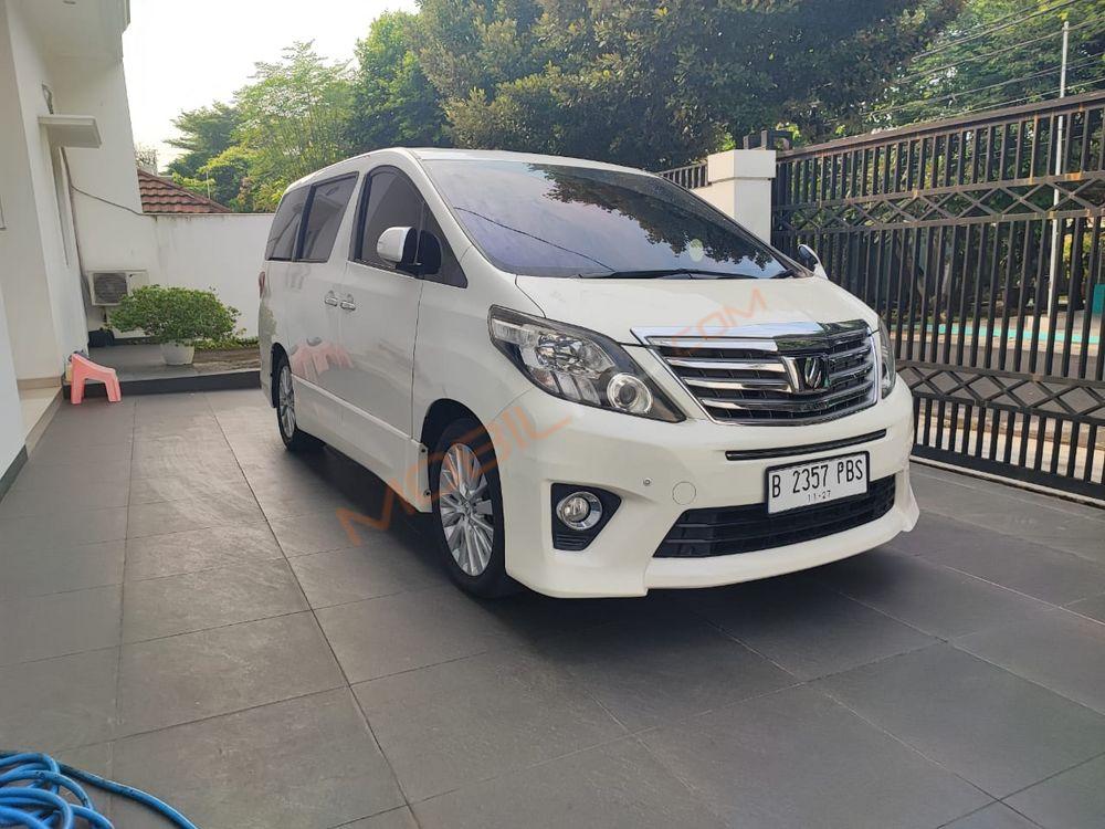 Mobil Toyota Alphard 2013