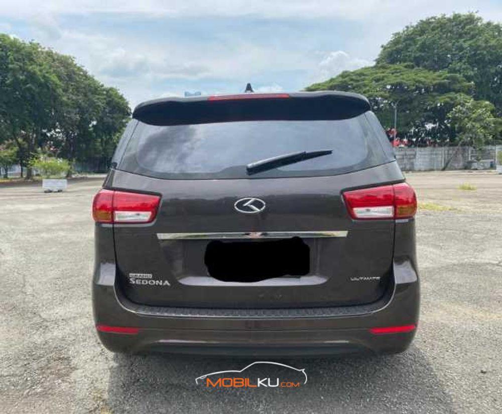 Mobil Kia Sedona 2017