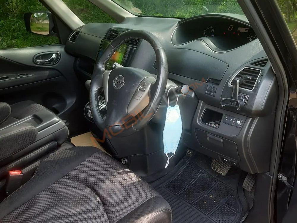 Mobil Nissan Serena 2014