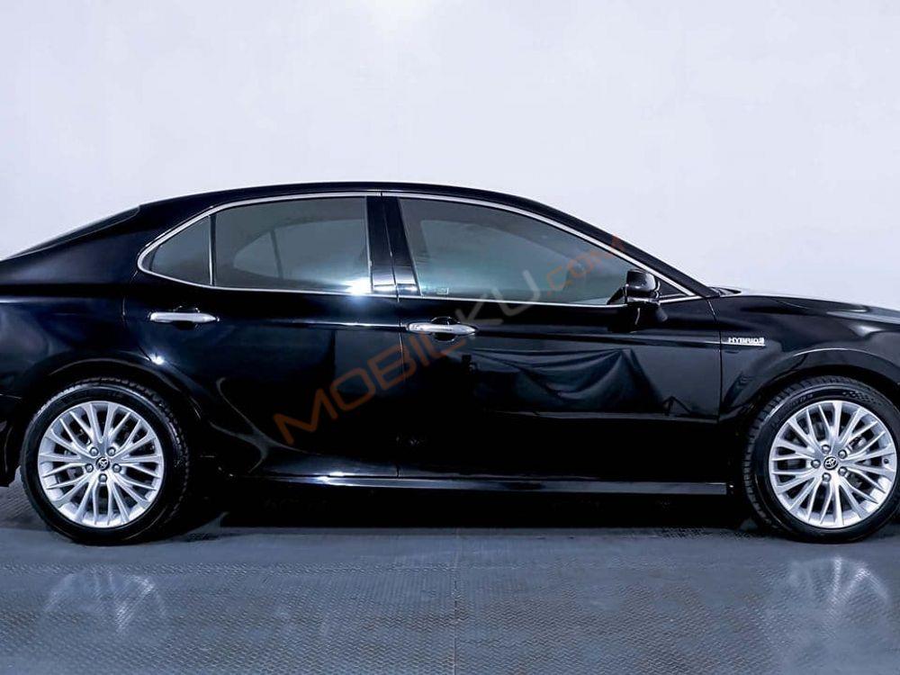 Mobil Toyota Camry 2022