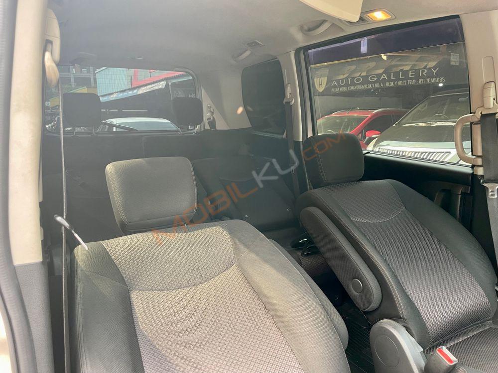 Mobil Nissan Serena 2013