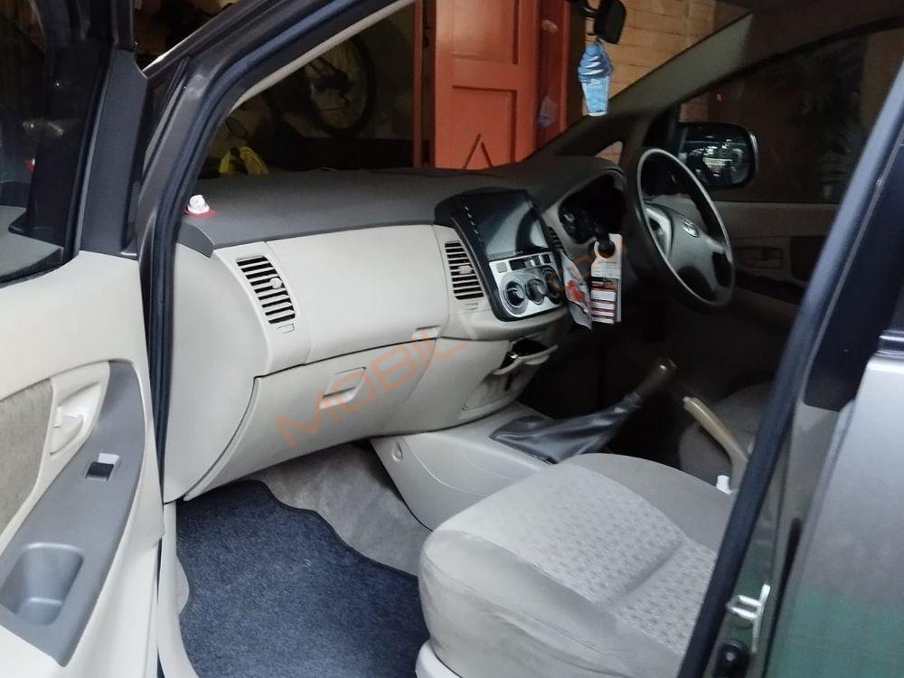 Mobil Toyota Kijang Innova 2013